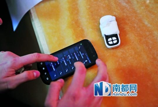 一個號碼為021-62588800的電話自稱上海靜安區(qū)公安分局，騙走了小程148萬。記者 梁煒培 攝