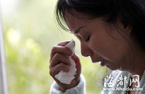 小梅的媽媽看到女兒發(fā)來(lái)的信息，就忍不住落淚