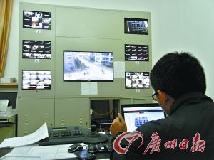 監(jiān)控室就可以看到男生宿舍樓的情況。