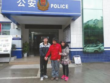 王江中和弟弟、大姑離開(kāi)東南派出所前的合影。張文敏攝