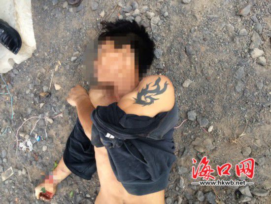 死亡的男子，左手手臂上有紋身