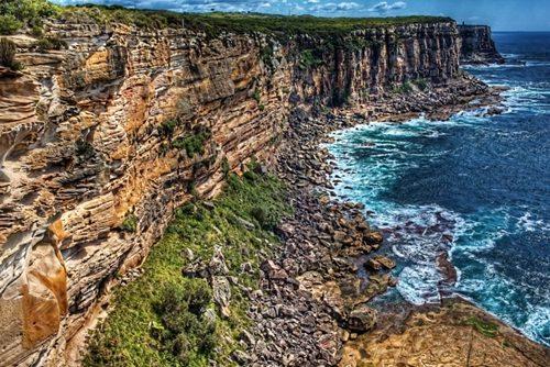 圖為英國游客看日出時摔落的懸崖。