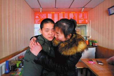 何女士找到了兒子小新后，把兒子緊緊抱在懷里。京華時(shí)報(bào)記者趙思衡攝