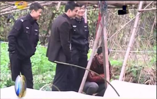 湖南高中女生裸死菜地 警察被指勘查時(shí)聊天嬉笑