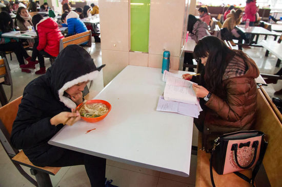 圖為在食堂內(nèi)復(fù)習(xí)的學(xué)生。