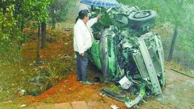 好心的路人為傷者撐傘遮雨。通訊員李鵬程 攝