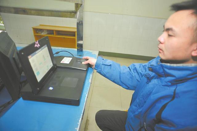 高考報(bào)名錄入指紋開始執(zhí)行,在校生由學(xué)校統(tǒng)一錄入。