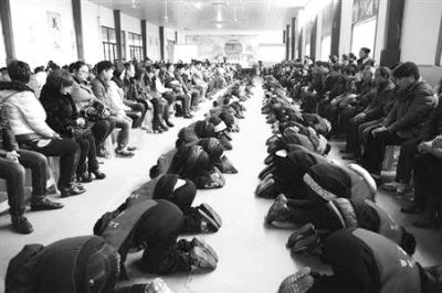 學(xué)生們在老師的指導(dǎo)下，一起給父母下跪謝恩。微博截圖