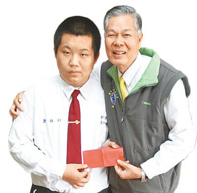 校長稱贊鄭詠釧（左）處變不驚，頒發(fā)2000元臺幣紅包“壓驚”，并記一大功。