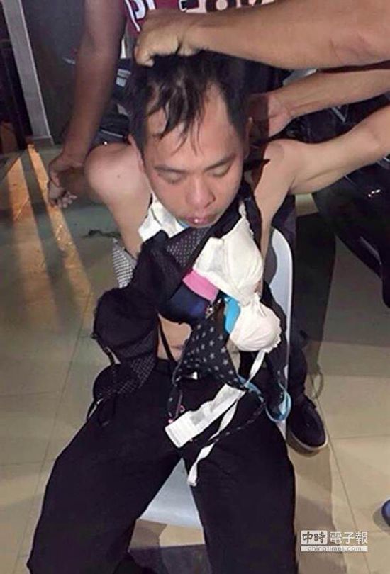 新加坡一名內(nèi)衣賊，被迫穿上女性內(nèi)衣游街示眾。