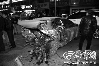 西安街頭一輛小轎車連撞十余機(jī)動(dòng)車 致1死多傷