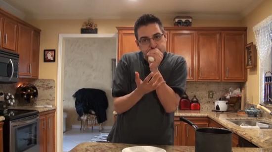 這名男子用手捏緊雞蛋，從窄口一吹，便能輕易把雞蛋吹出，而且不帶任何碎片。