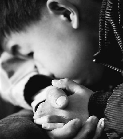 10歲小兒子緊緊握著哥哥的手。資料圖片