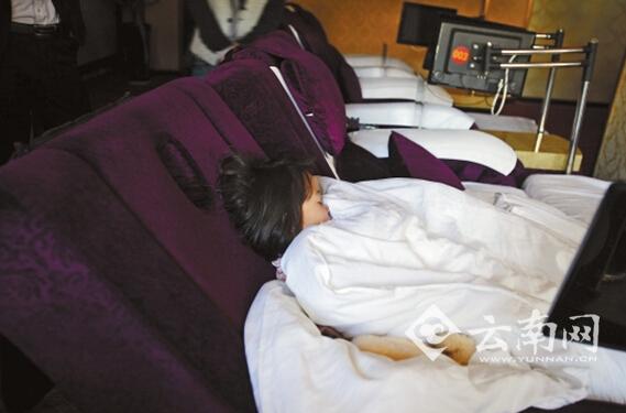 夜里，孩子就睡在沙發(fā)躺椅上。