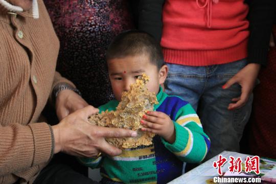 新疆青河縣一牧民上周意外撿到重7.85公斤公斤左右的一塊狗頭黃金，這塊黃金酷似中國地圖。