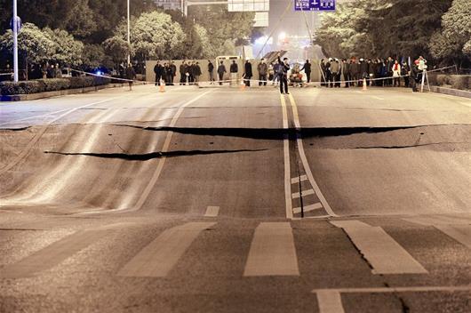 地面繼續(xù)下沉，路面斷裂