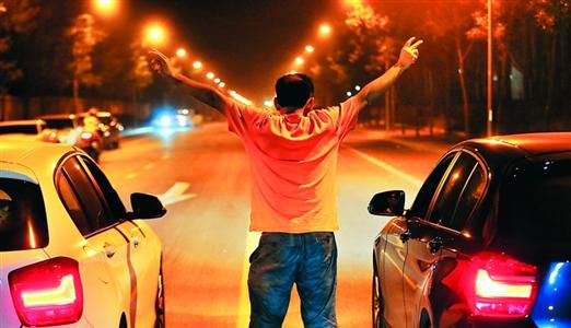 2013年8月25日凌晨，北京，在東壩大街路口進行的一場飆車。