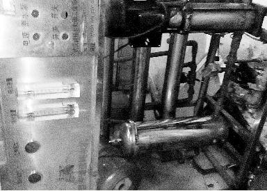 水站成販假重災(zāi)區(qū) 漢陽(yáng)某無(wú)證水廠(chǎng)使用的破舊設(shè)備。食藥監(jiān)執(zhí)法人員封存了無(wú)證水廠(chǎng)的假商標(biāo)。本版圖片本報(bào)記者 徐楚云 攝