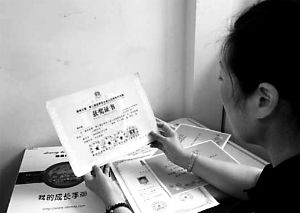 思念小寶的時(shí)候，李女士就一遍遍整理孩子留在家里的物品。