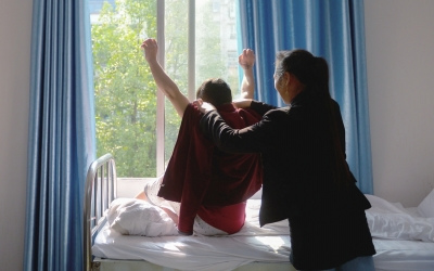 出院前，窗外透進(jìn)一道陽光，打在他的身上。