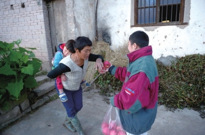 看到他遞來蘋果，村人尷尬地笑笑，婉拒了。