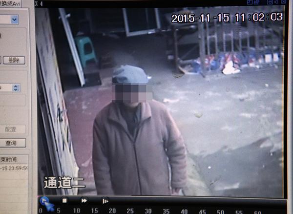2015年11月17日，鄰居家的監(jiān)控在事發(fā)當(dāng)天拍到老人生前遺像。澎湃新聞記者 雍凱 圖