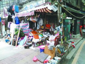 工作人員清理前，阿姨家周圍垃圾如山。