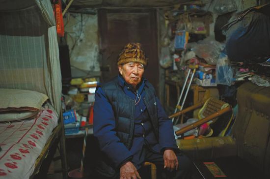 1月14日，成都五塊石車站附近，廖弟友在家接受記者采訪。