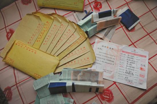 廖弟友捐款后保存的部分收據(jù)。