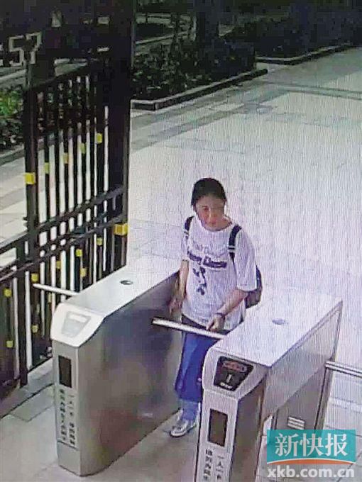 小區(qū)監(jiān)控拍到,保姆“李晴”于14日下午1時55分背著官女士的背包離開。均為當(dāng)事人供圖