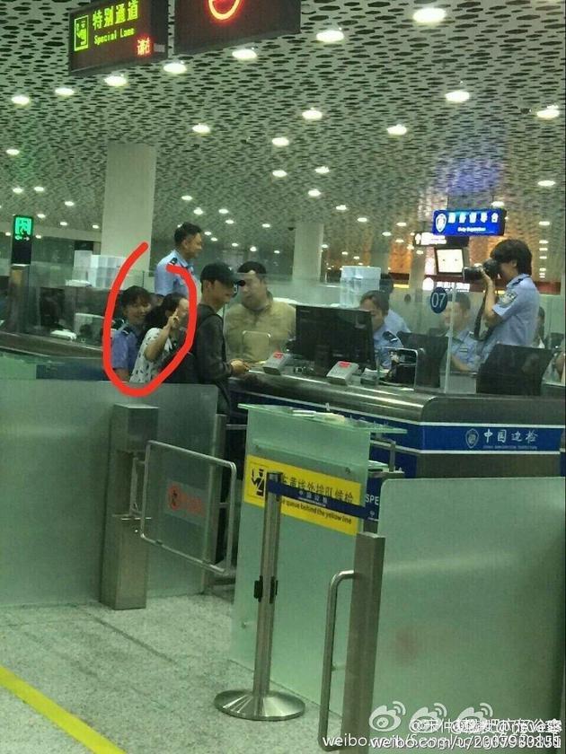 網(wǎng)友在得知此事后，紛紛炮轟上傳照片的人，認(rèn)為該舉動(dòng)嚴(yán)重侵犯了一人的隱私，涉嫌犯罪