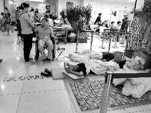 協(xié)和醫(yī)院門外商販出租的床，12小時(shí)500元。