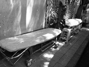 天壇醫(yī)院外商販出租的床，一天350元。汪慧賢/攝