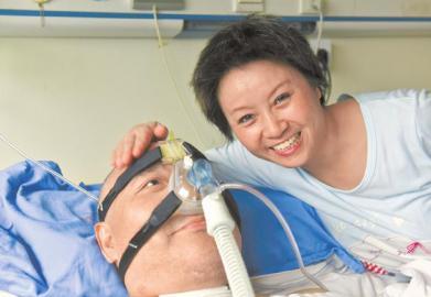 一年多來，楊曉華陪伴著臥病在床的男友，一日三餐悉心照料，毫無怨言。