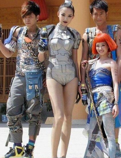 在張梓琳面前，章子怡的胸才到人家腰線的位置……