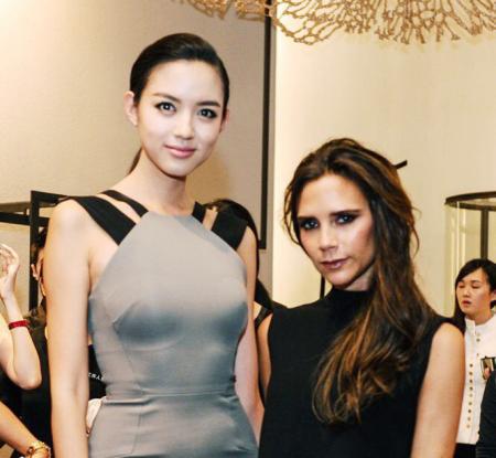 你說那是因?yàn)樨惿┨?？那我們換個(gè)人看看？