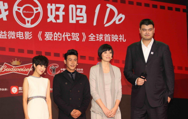 易建聯(lián)與姚明的合影本來好好的，丁俊暉一出現(xiàn)，立馬變“深V”，心疼小暉一秒