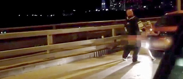 當(dāng)過往司機(jī)發(fā)現(xiàn)這對(duì)夫婦在立交橋上的奧迪汽車引擎蓋上“嘿咻”時(shí)，許多人靠邊停車觀看。（視頻截圖）