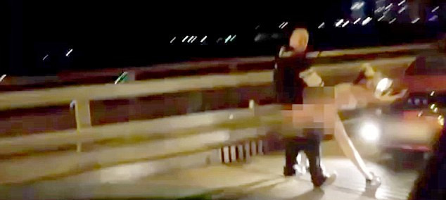 盡管許多人圍觀，但這對(duì)夫婦似乎對(duì)于露天表演毫不在意。（視頻截圖）