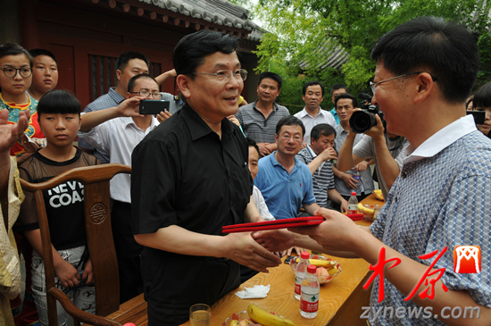 余光中、汪國真做客杜甫故里 共話詩圣家國情懷