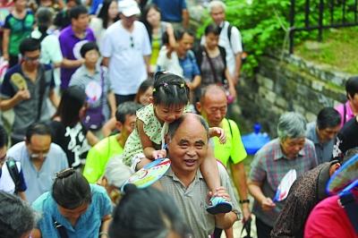 　　昨天不少老人帶著孫子孫女參加活動(dòng),明城墻對(duì)南京人而言,更多的是一種傳承。