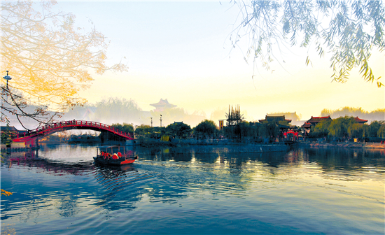 清明上河園風(fēng)光綺麗——游客們“一朝步入畫(huà)卷,一日夢(mèng)回千年”