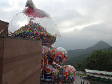 香港山頂展出巨型吹氣泰迪熊