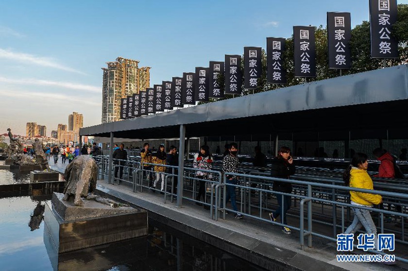 12月14日,觀眾排隊進(jìn)入侵華日軍南京大屠殺遇難同胞紀(jì)念館參觀。新華社記者 沈鵬 攝