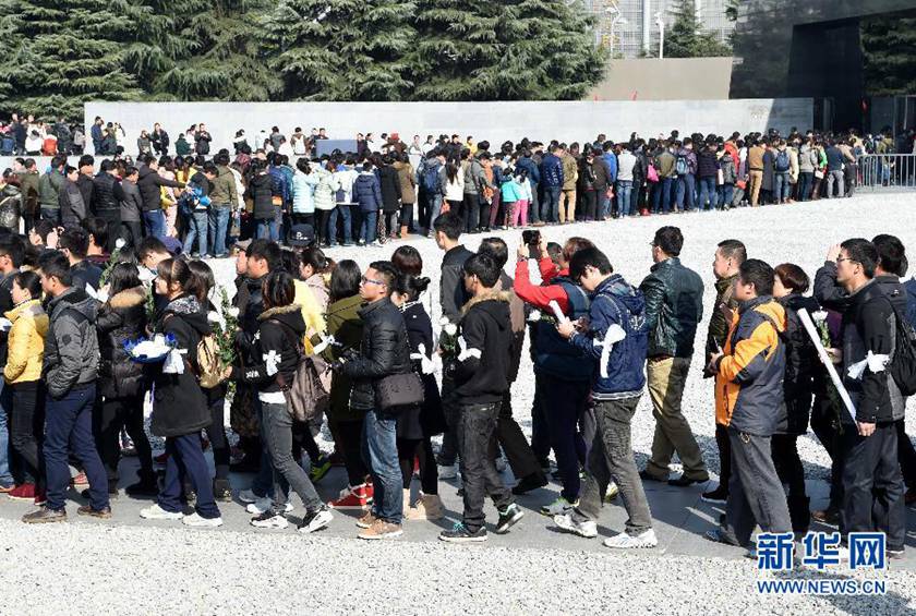  12月14日,參觀者在排隊進(jìn)入紀(jì)念館展館參觀。新華社記者孫參攝