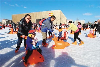 游客體驗(yàn)五棵松冰世界體育樂園。