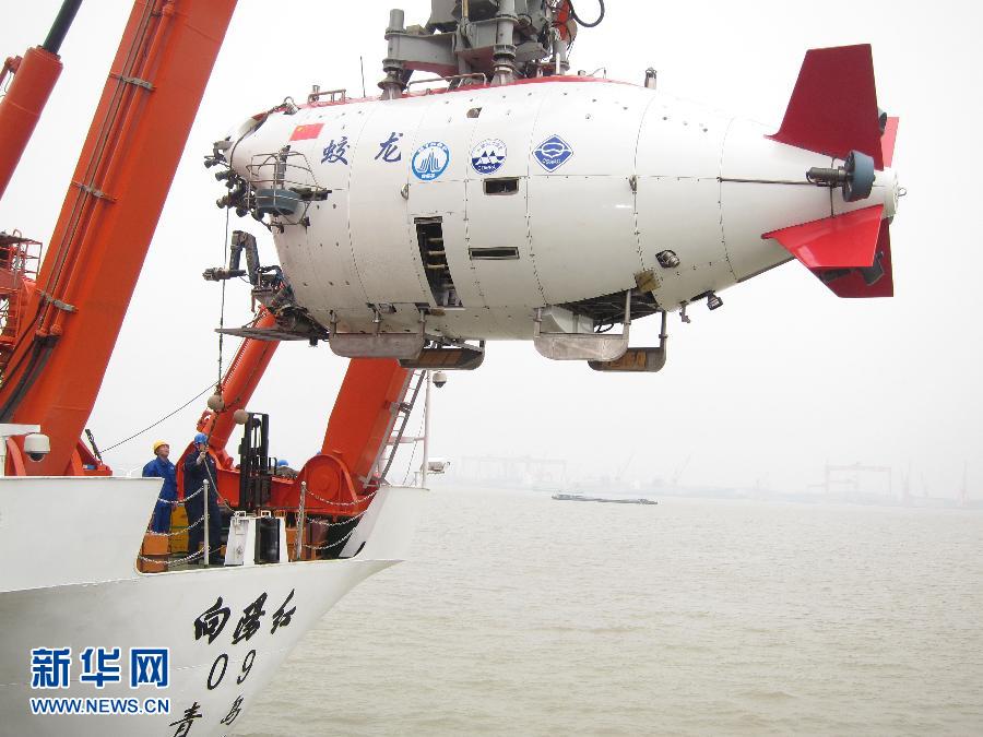 準備入水的“蛟龍?zhí)枴陛d人深潛器