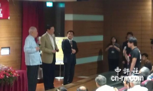 　大陸交換學生針對演講內(nèi)容，頻頻問李登輝，雙方一來一往。(中評社黃文杰攝)