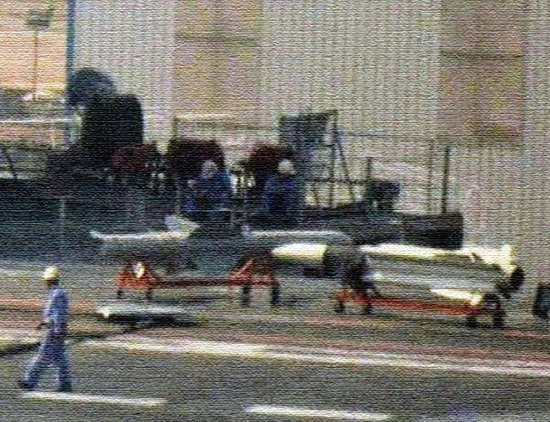 日前網(wǎng)絡(luò)上出現(xiàn)瓦良格號向甲板上吊裝艦載機(jī)用的導(dǎo)彈武器實(shí)體模型的照片