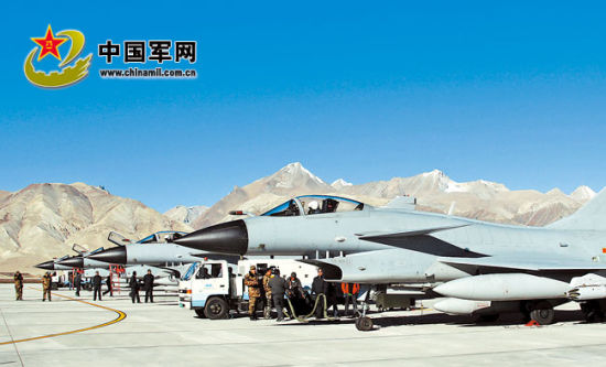 后勤官兵進(jìn)駐雪域高原機(jī)場(chǎng)提供后勤支撐。解放軍報(bào)特約記者 劉應(yīng)華攝